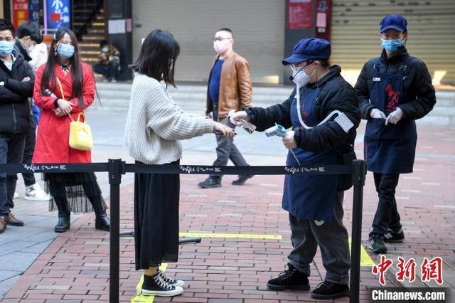 长沙网红奶茶店复工营业 顾客排队近百米