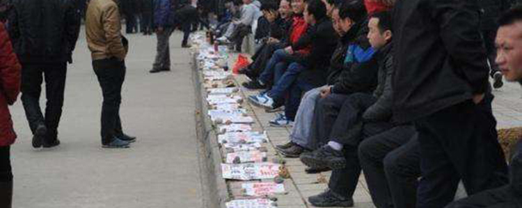 1.7亿农民工返城潜藏疫情上升拐点，多地“专车护送”