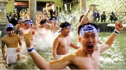 超密切接触 日本举办万人裸祭引发疫情担忧