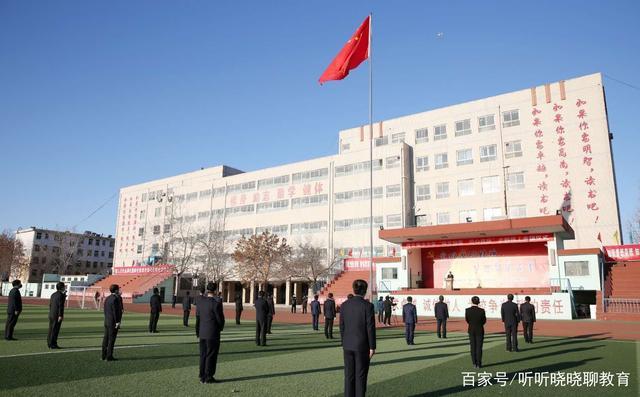 衡水中学举行线上升旗仪式：校长面对空操场演讲