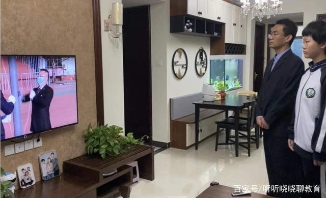 衡水中学举行线上升旗仪式：校长面对空操场演讲