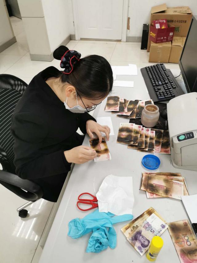 老人疑心钞票有“病毒”放进微波炉 银行员工妙手救回